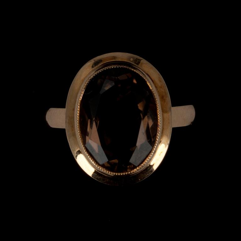 RING, guld 14K med rökkvarts, Alppikulta, Helsinki 1960. Vikt 2,8 g.