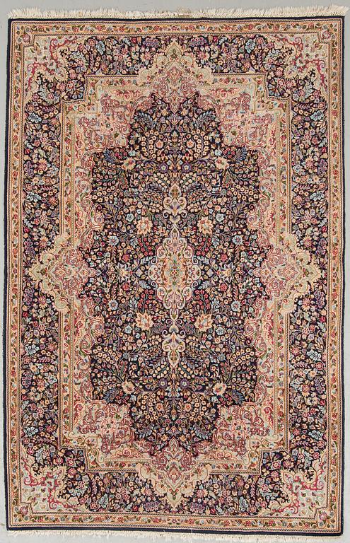 MATTA, old, Kirman. Ca 254 x 166 cm.