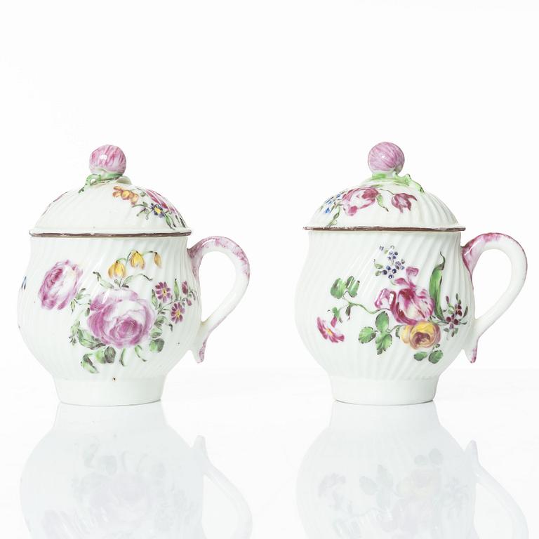 Cremekoppar med lock, ett par, rokoko, Mennecy-Villeroy, Frankrike, 1700-tal.