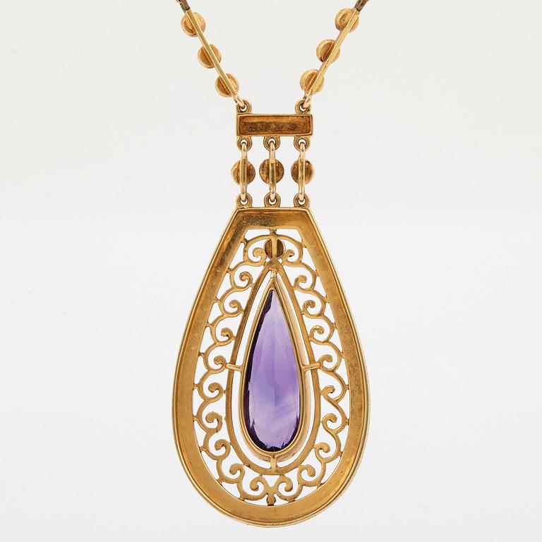 A 14K gold necklace set with a faceted amethyst and pearls.