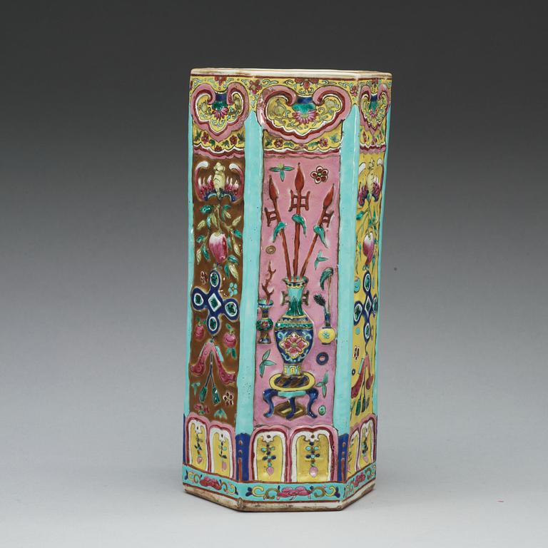 VAS, porslin. Qing dynastin, 1800-tal.