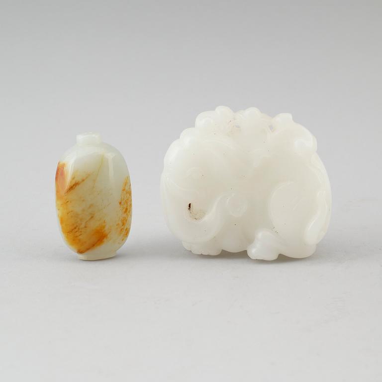 FIGUR OCH SNUSFLASKA, nefrit, 1900-/2000-tal.