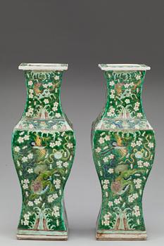 VASER, ett par, porslin, Kangxi-stil, Kina 1800-tal.