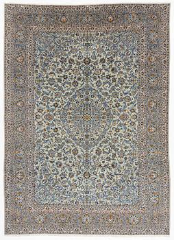 A signed Kashan carpet, approx. 436 x 314 cm.