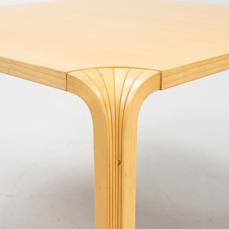 Alvar Aalto, soffbord, Artek, Finland, modellen formgiven 1954.