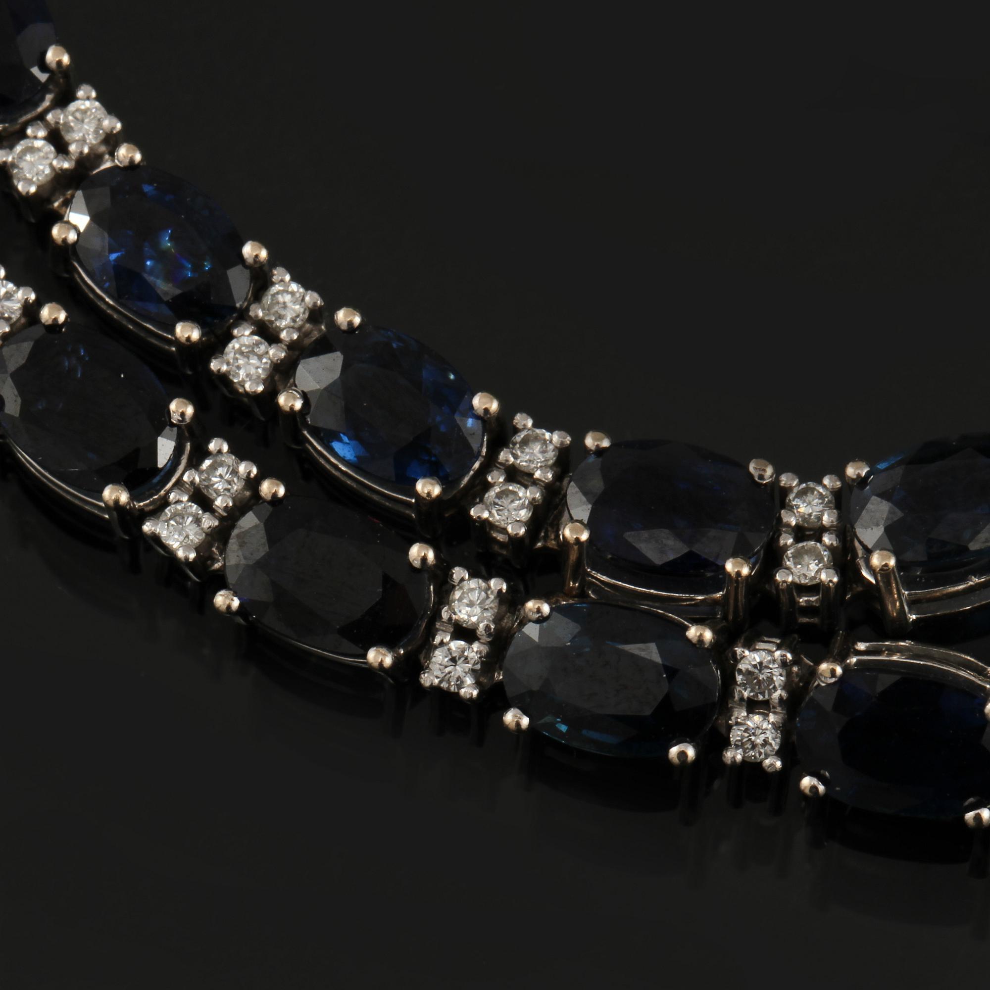 ARMLÄNK, 18k vitguld med 22 fasettslipde blå safirer samt 44 briljantslipade diamanter, 1900-talets slut. Vikt 14 g.