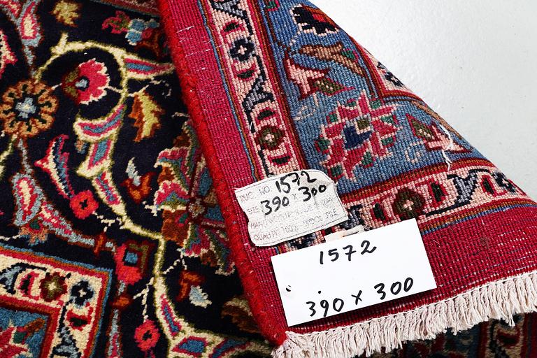 A carpet, Kashan, ca 390 x 300 cm.