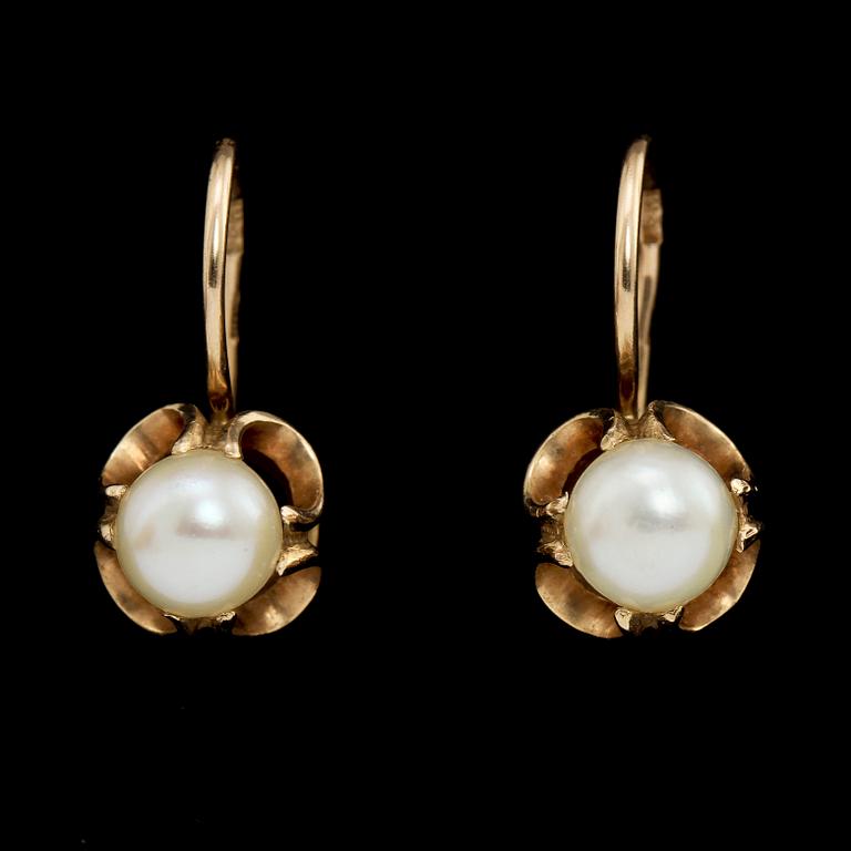 ÖRHÄNGEN ett par samt RING, 14 k guld med odlade pärlor, Sovjetunionen. Vikt 8 g.