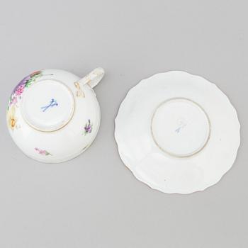 A lot of 3 custard cups, cup and a dish, 18th century and newer.
