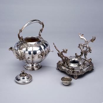 TEKÖK på RECHAUD, försilvrad koppar, ca 1900, och SERVERINGSFAT, nysilver, Poole, USA 1900-tal.