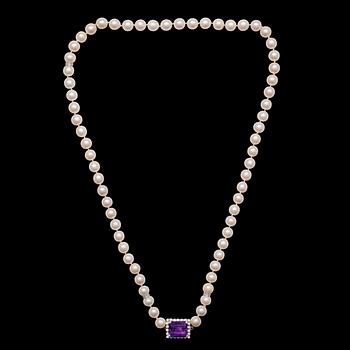 A NECKLACE, 18K white gold. Amethyst 18 ct. Brilliant cut diamonds 0,66 ct. VS.  Akoya pearls c. 8 mm. Length 61 cm.