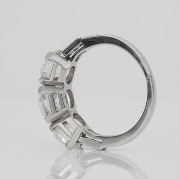 RING med tre gammalslipade diamanter totalt ca 3.90 ct. Kvalitet cirka H-I/SI.