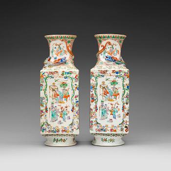 159. A pair of famille verte vases. Late Qing dynasty (1644-1912).