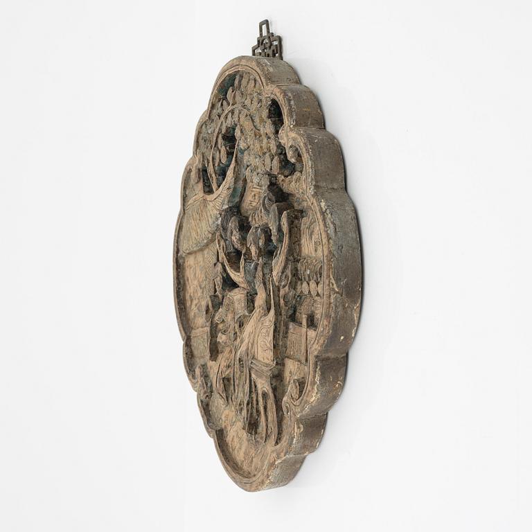 Skulptur och plakett, trä. Indonesien, 1900-tal.