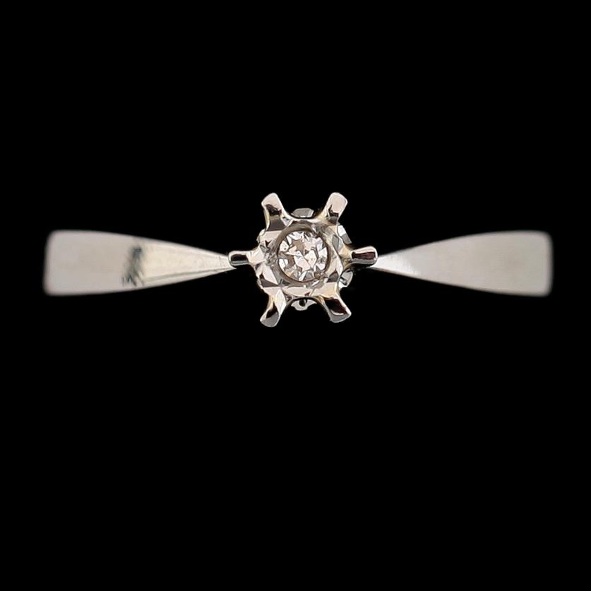 RING, 18 k vitguld med diamant 0.02 ct WSI, 1900-talets andra hälft. Total vikt ca 2 gram.