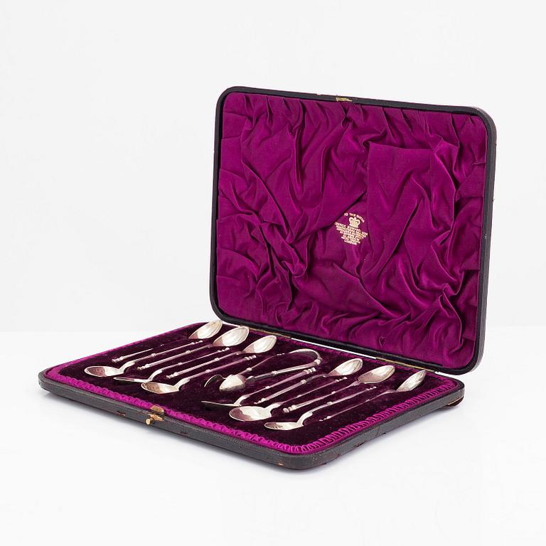 A set of 12 coffee spoons and sugar tongs in fitted case, silver import mark of Georg Edvard & Son, Glasgow 1900.