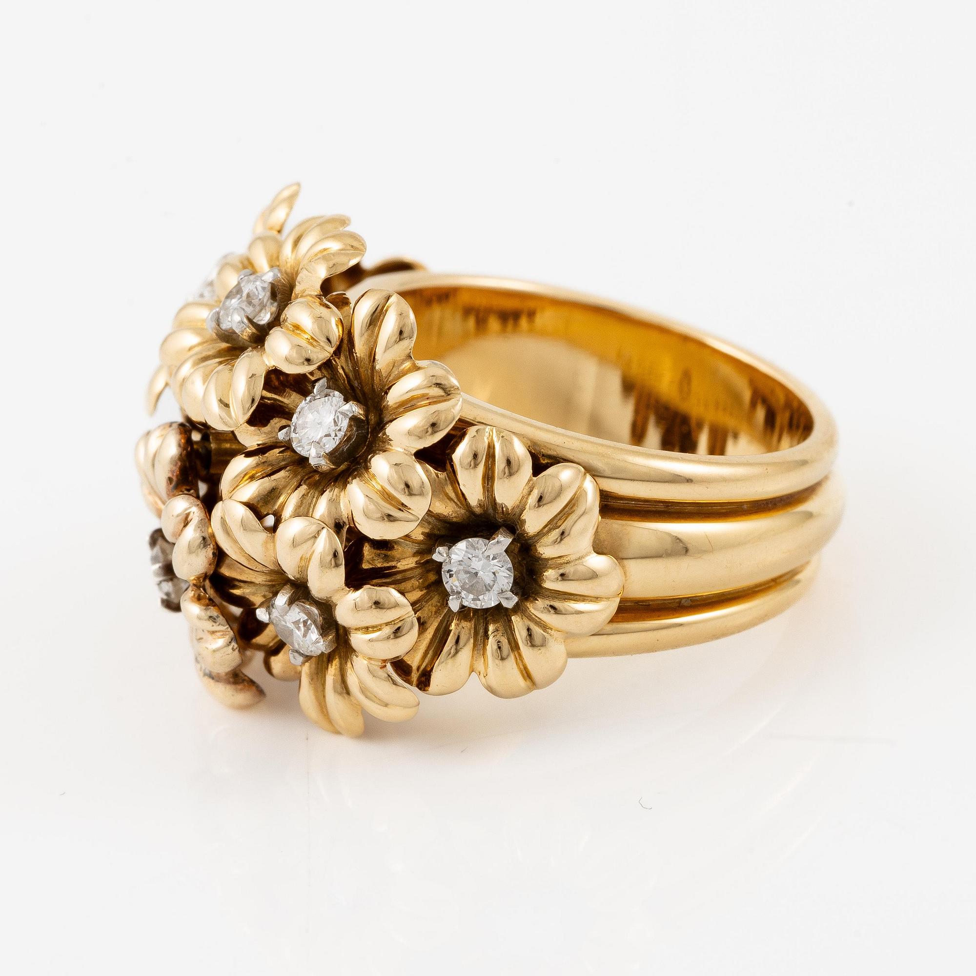A Van Cleef et Arpels ring in 18K gold with round brilliant-cut diamonds.