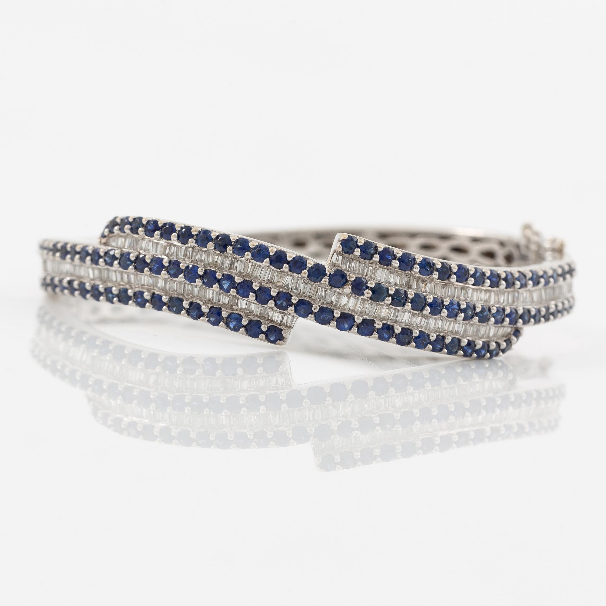 Armring 18K vitguld med baguetteslipade diamanter och blå safirer.