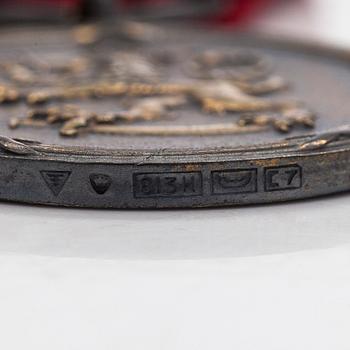 Birger Kaipiainen, "Pro Finlandia" medalj samt miniatyrmedalj, silver, tillverkare Tillander Helsingfors.