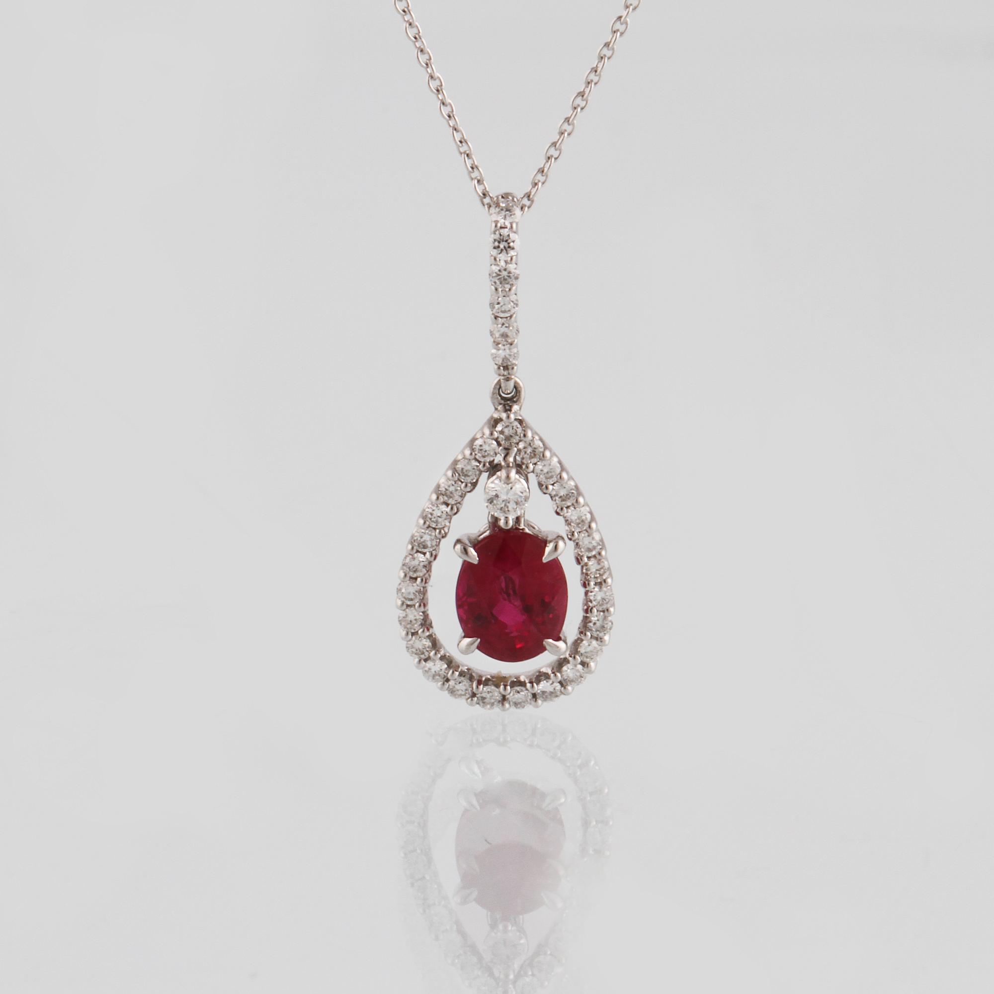 HÄNGE, 18K vitguld med fasettslipad rubin ca 0.87 ct samt briljantslipade diamanter ca 0.23 ct. Vikt 2,6 gram.
