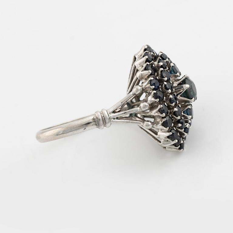 An 18K white gold ring set with faceted sapphiers.