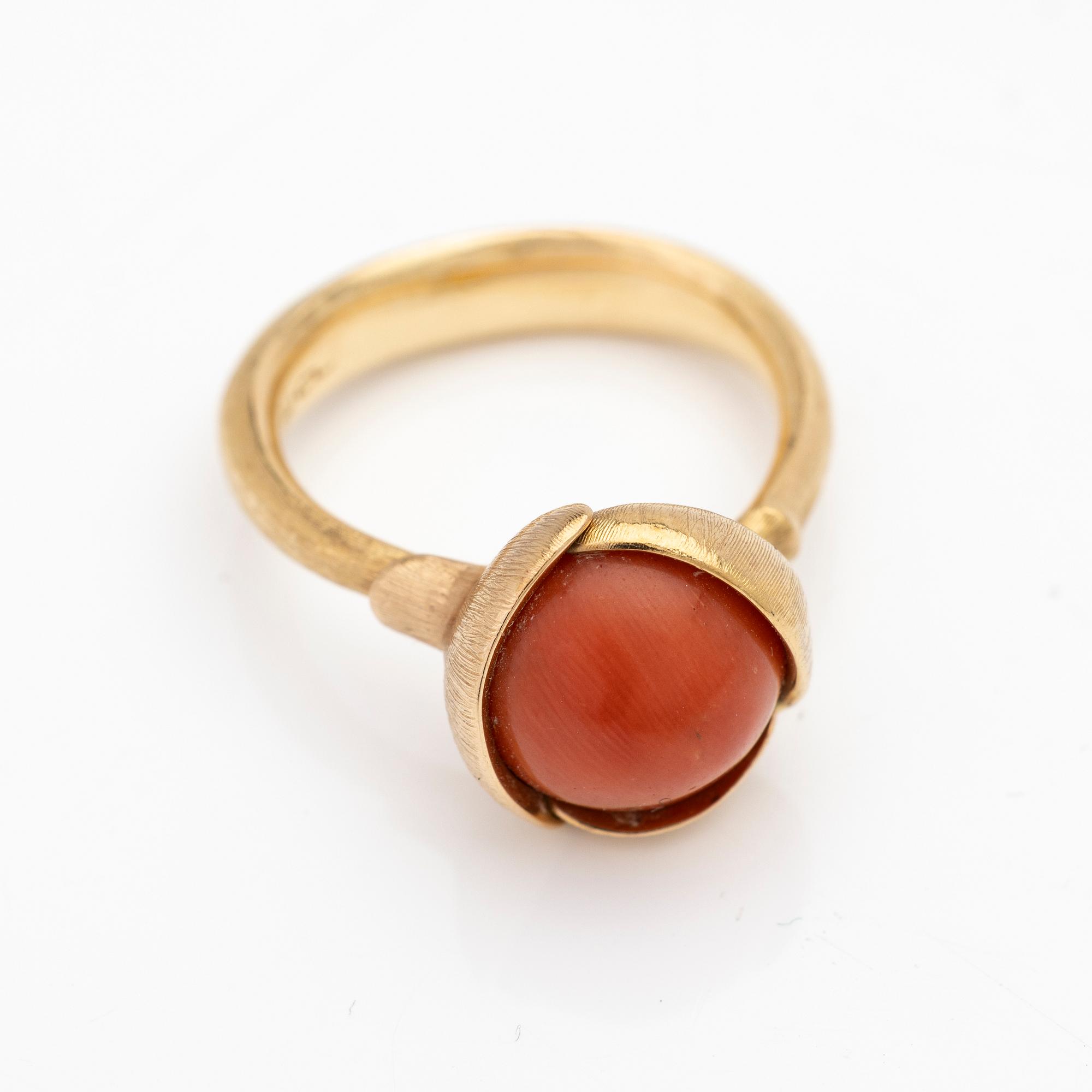 Ole Lynggaard, ring, "Lotus Ring 2", med cabochonslipad korall i 18k rött guld och rosé guld, design Charlotte Lynggaard.