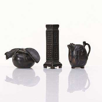 A bronze water dropper, ewer and vase, Ming/Qing dynasty.