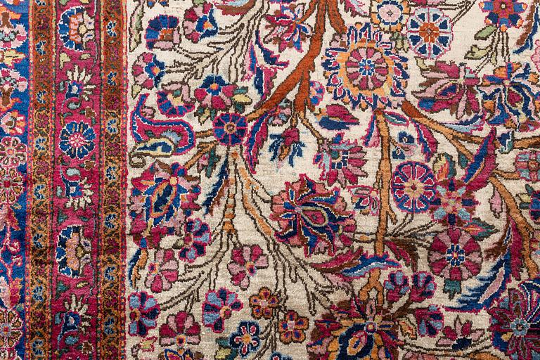 A carpet, semi-antik, silk Kashan, ca 315,5 x 204 cm.