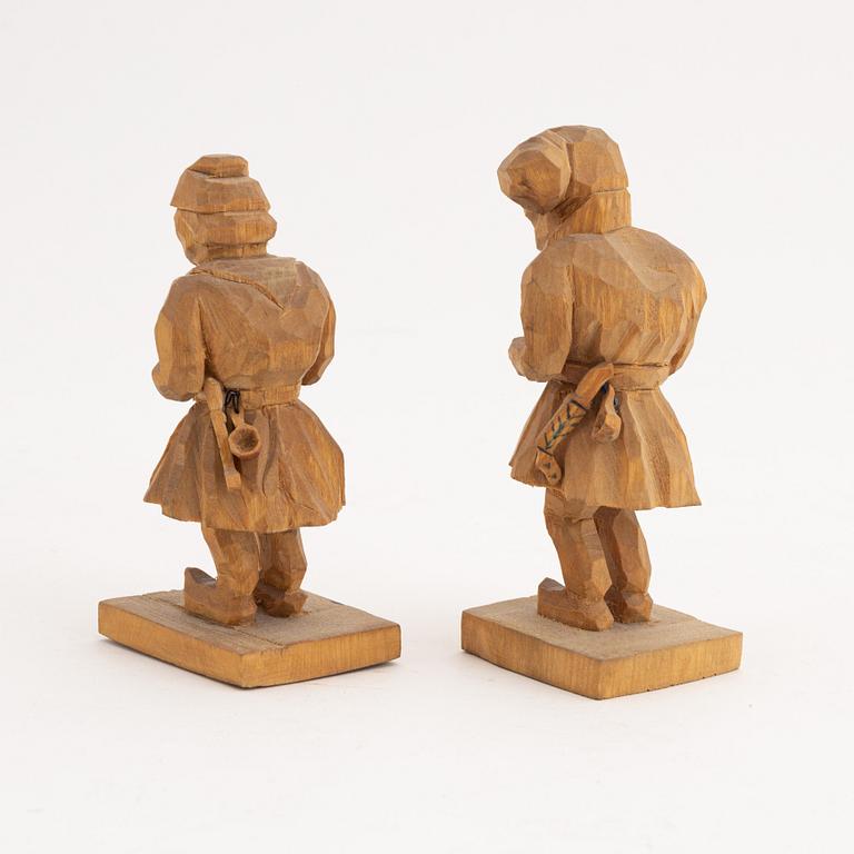 Axel Bister, a pair of wood sculptures, signed. Höjd 10-11 cm.