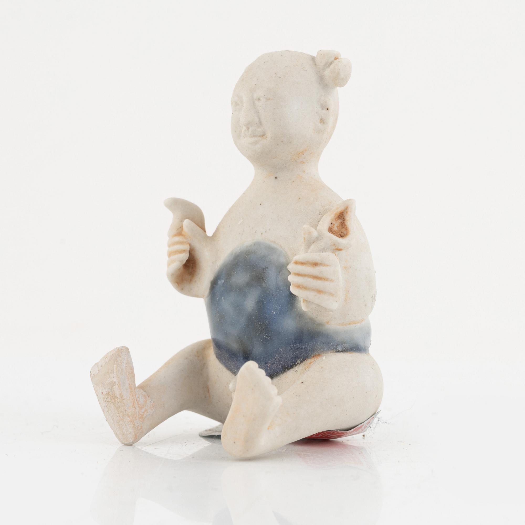 Koppar med fat, två stycken, koppar, två stycken samt figurin, porslin, delvis vrakgods, Kina, Qingdynastin, 1700-tal.