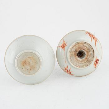 Rökelsehållare, 2 st, porslin, Kina, sen Qingdynasti, 1800-talets senare hälft/omkring år 1900.