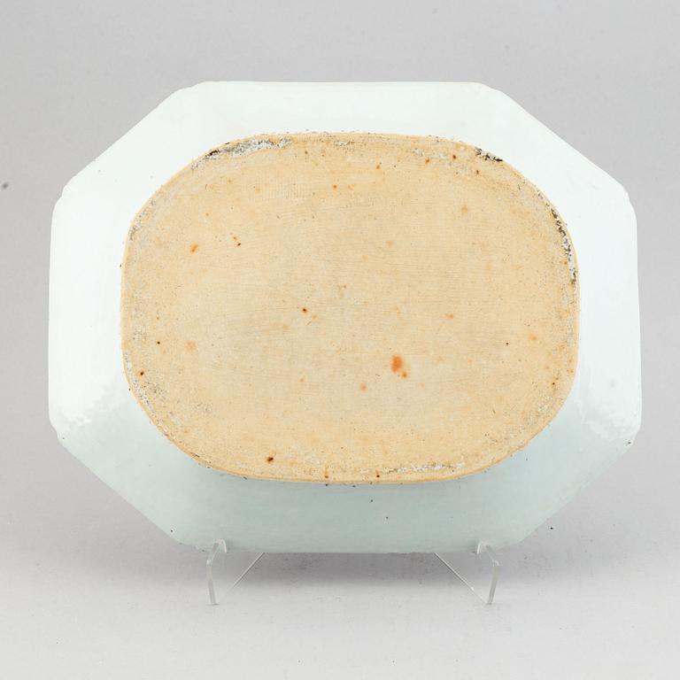 A blue and white tureen with cover and an export porcelain serving dish, Qing dynasty, Qianlong (1736-95).