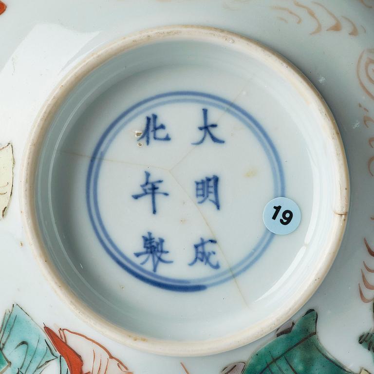 A set of two famille verte bowls and a dish, Qing dynasty, early Kangxi (1662-1722).