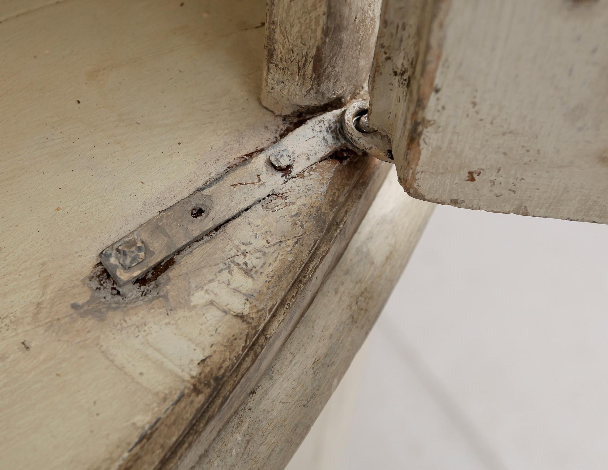 HÖRNSKÅP, 1800-talets första hälft.