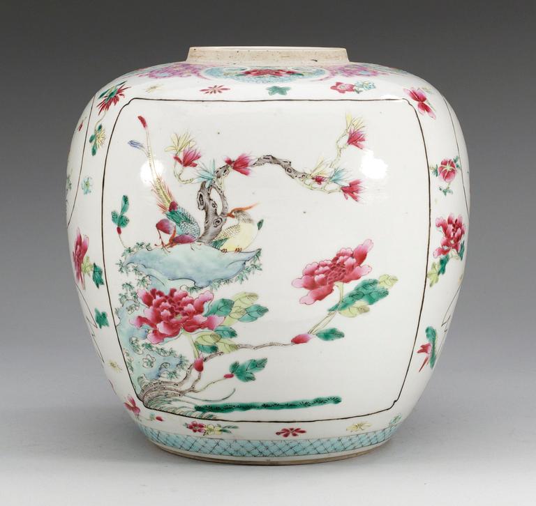 URNA, porslin. Qing dynastin, 1800-tal.