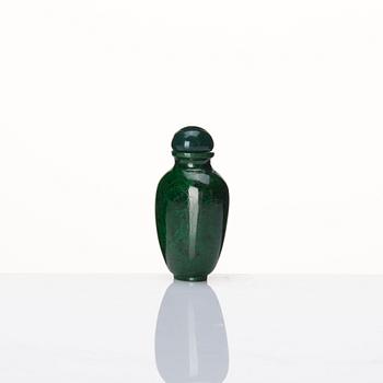 A Chinese jade snuff bottle with stopper, 20th century.