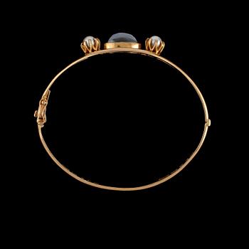 ARMRING, 18K guld med 2 odlade pärlor samt cabochonslipad hematit. Vikt 22,3 g.