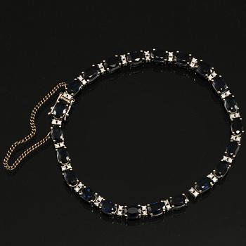 ARMLÄNK, 18k vitguld med 22 fasettslipde blå safirer samt 44 briljantslipade diamanter, 1900-talets slut. Vikt 14 g.