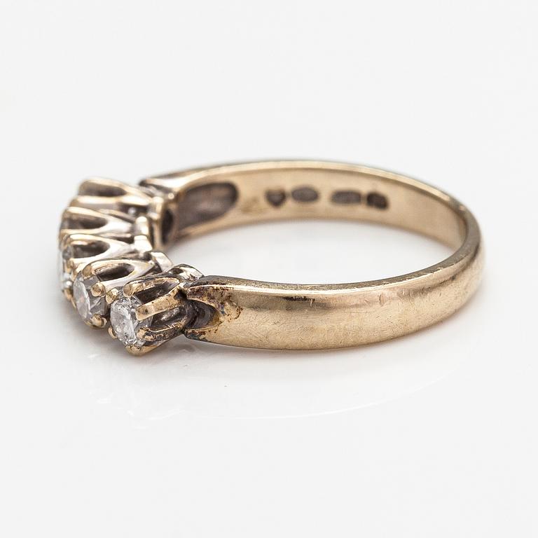 An 18K gold ring with diamonds ca. 0.40 ct in total. Harri Lahtinen, Helsinki 1988.