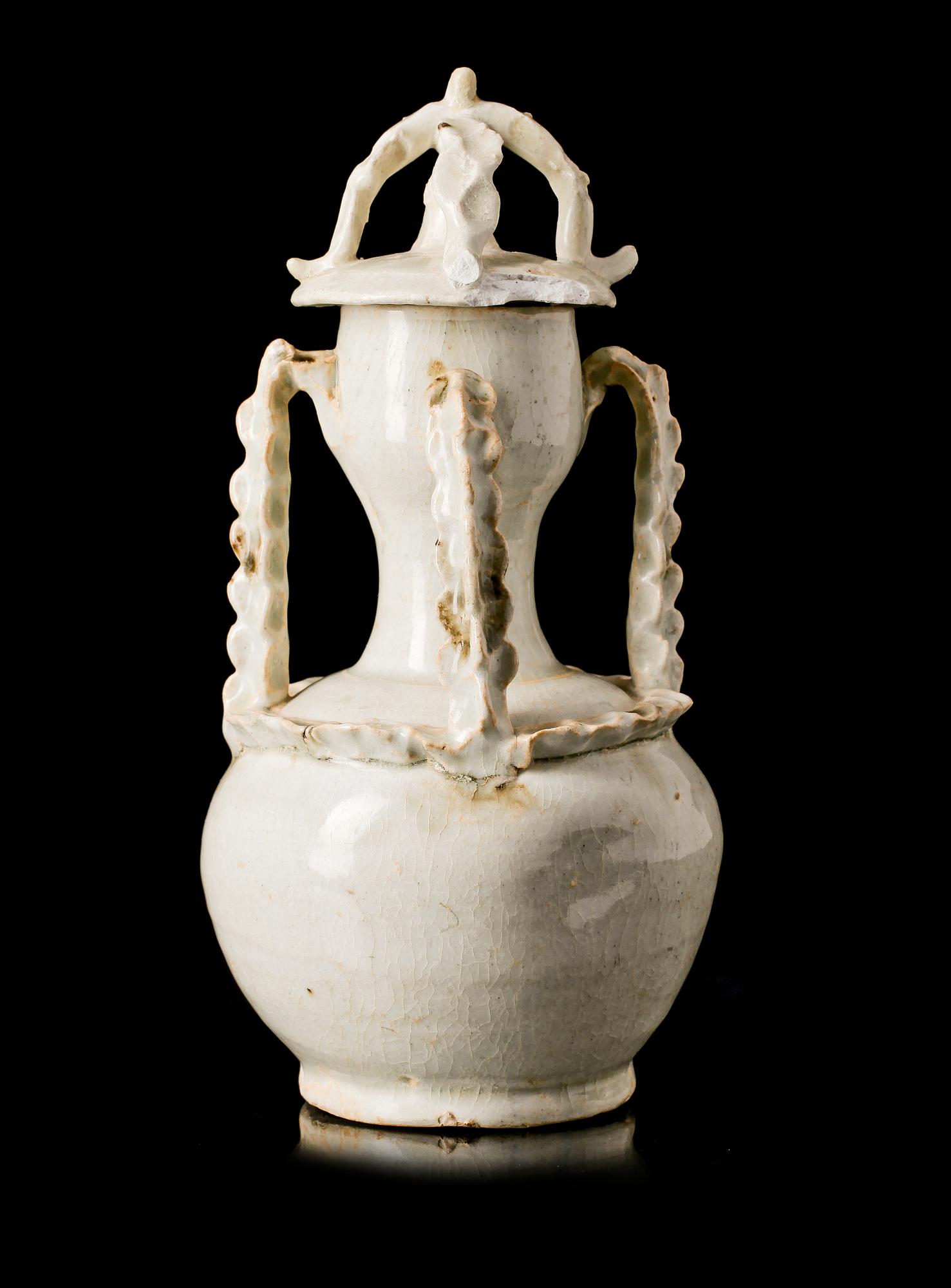VAS med LOCK, keramik. Yuan dynastin (1271-1368).