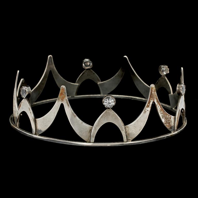 BRUDKRONA, silver med fasettsslipad bergskristall, sign Albrecht, stämplad SAN, Lund 1959. Vikt 43 g.
