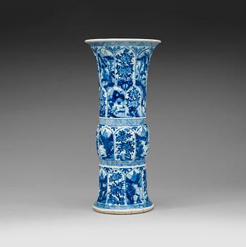 A large blue and white vase, Qing dynasty, Kangxi (1662-1722).