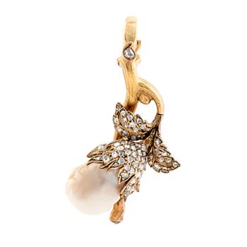584. An 18K gold and pearl pendant set with rose-cut diamonds.