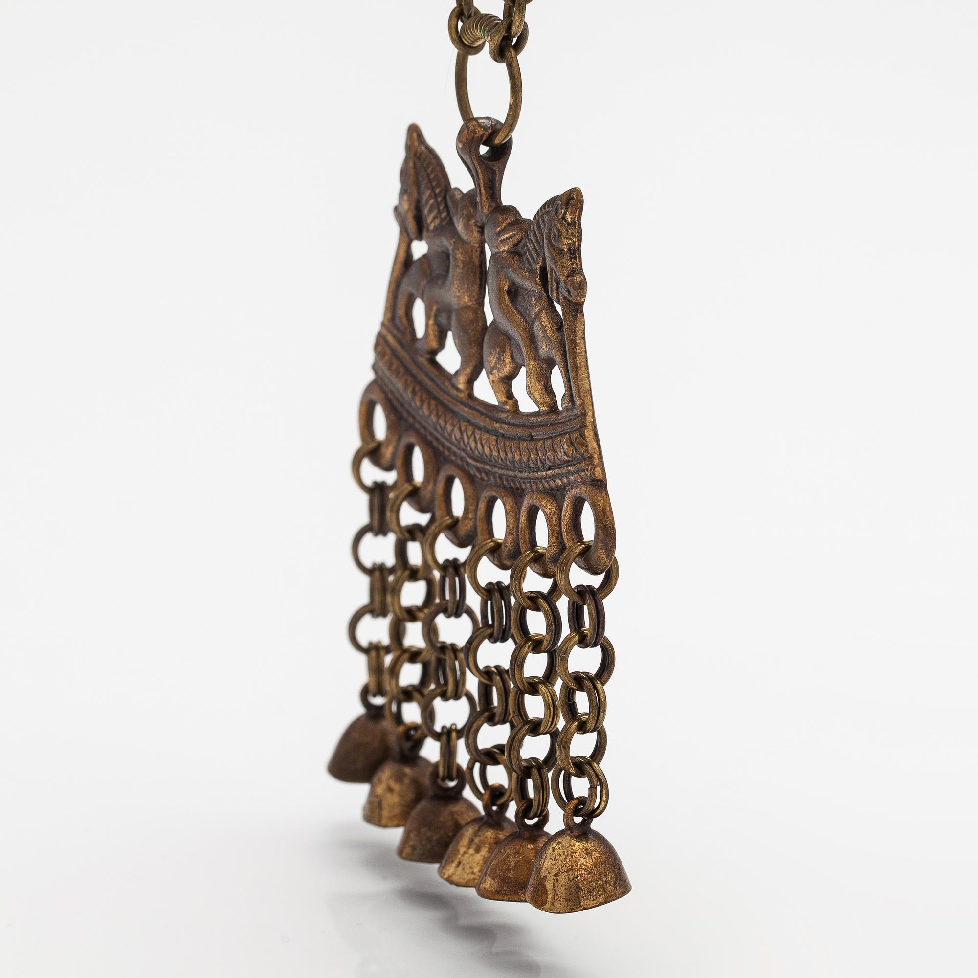 Halsband "Två ryttare", modell 75, brons. Kalevala Koru, Helsingfors.
