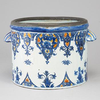 A fayence champagne cooler, 18th century.