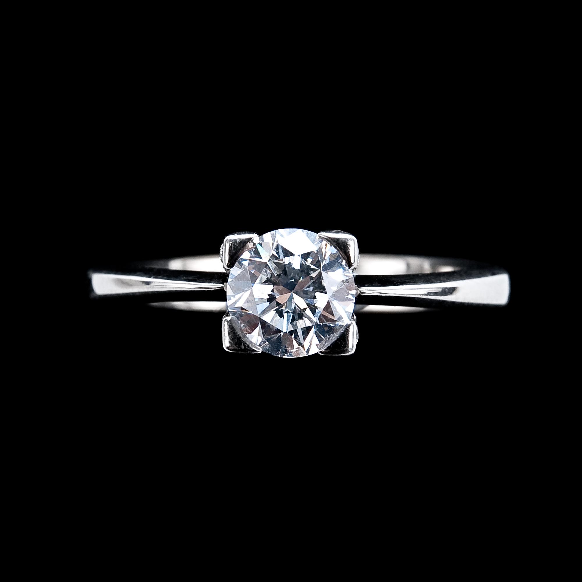 TIMANTTISORMUS, briljanttihiontainen timantti n. 0,85 ct ja pieniä timantteja n. 0,30 ct yhteensä.