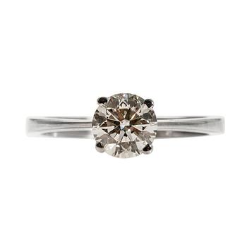 406. SORMUS, 18K valkokultaa. Briljanttihiottu timantti n. 1.06 ct. Vivahtava/si. Koko 17. Paino 2.8 g.