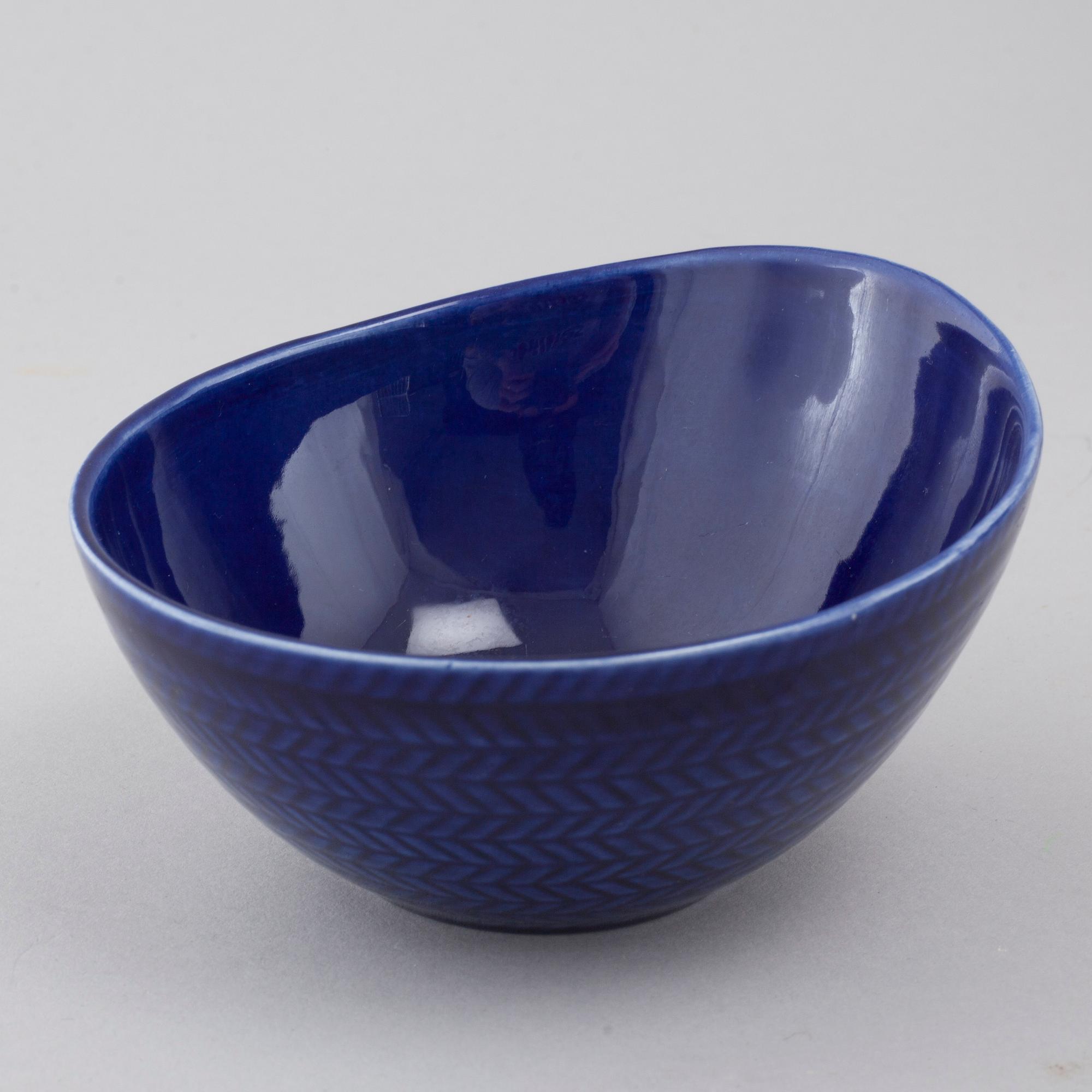 34 pieces of porcelain tableware by Hertha Bengtson for Rörstrand, model "Blå eld", second half of the 20th century.