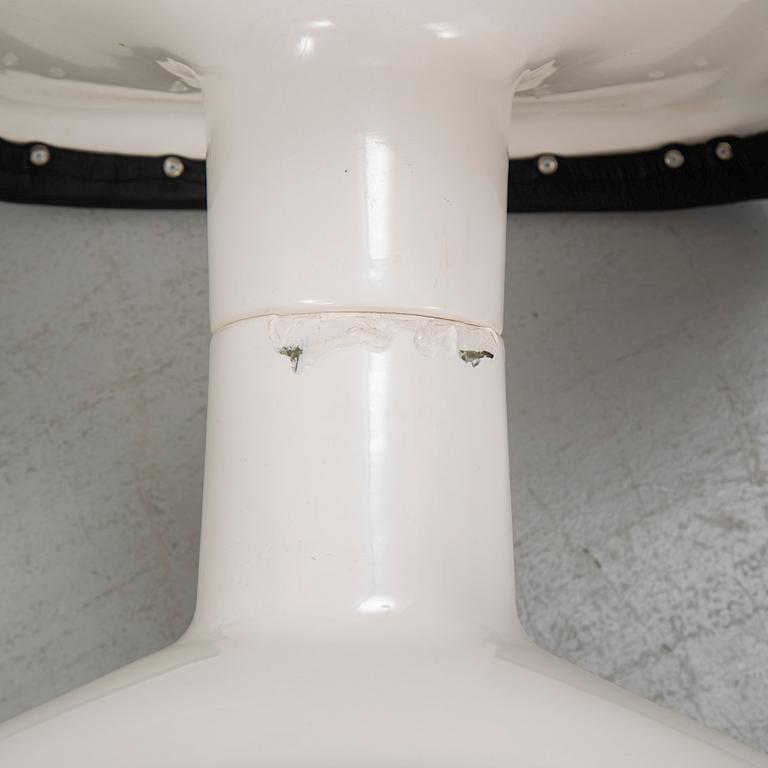 Yrjö Kukkapuro, fåtölj med fotpall, "Karuselli", Avarte, Finland efter 1980.