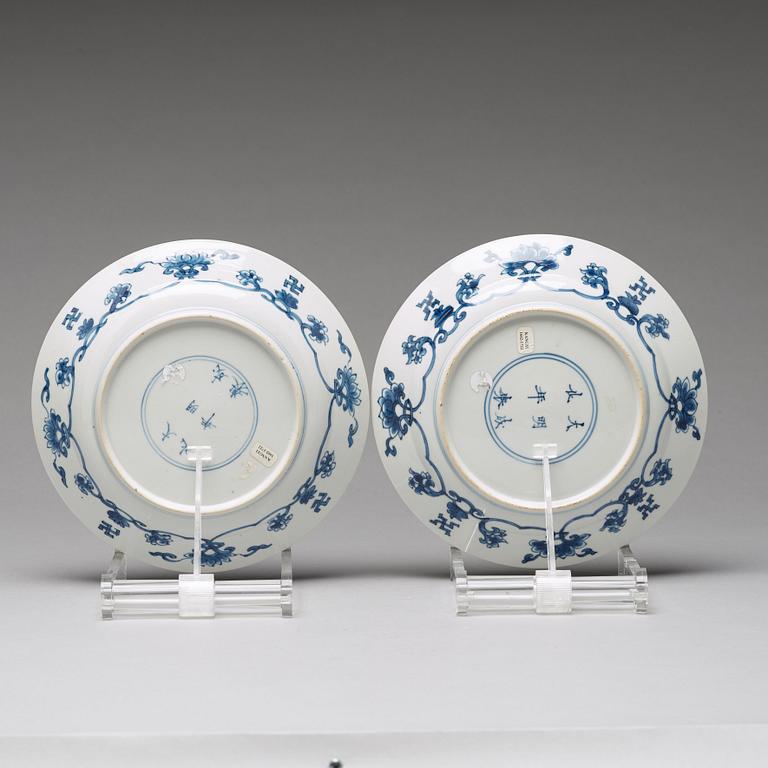 A pair of blue and white Rotterdam plates, Qing dynasty, Kangxi (1662-1722).